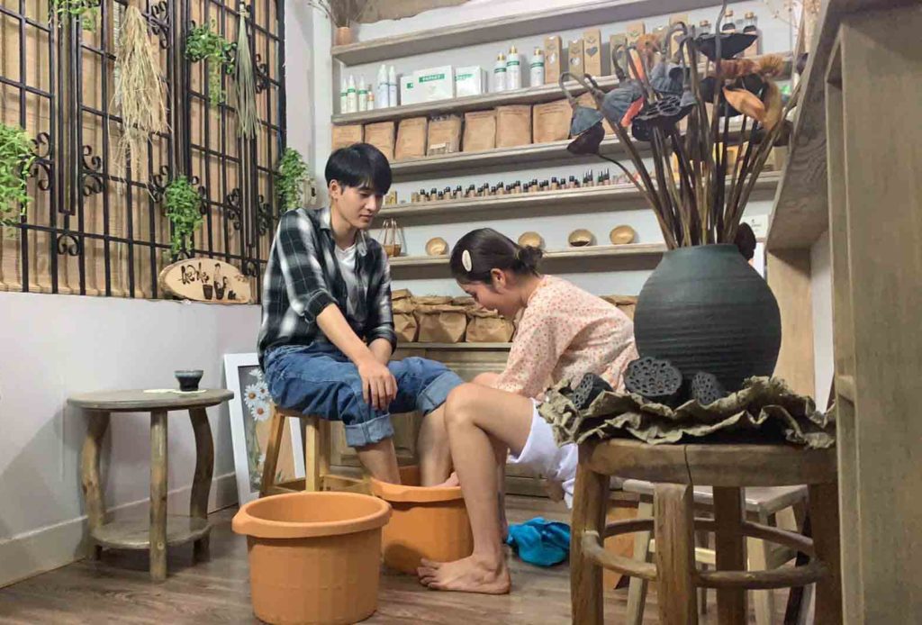 Khoảnh khắc tình tứ bất ngờ của cặp đôi mới của showbiz Việt