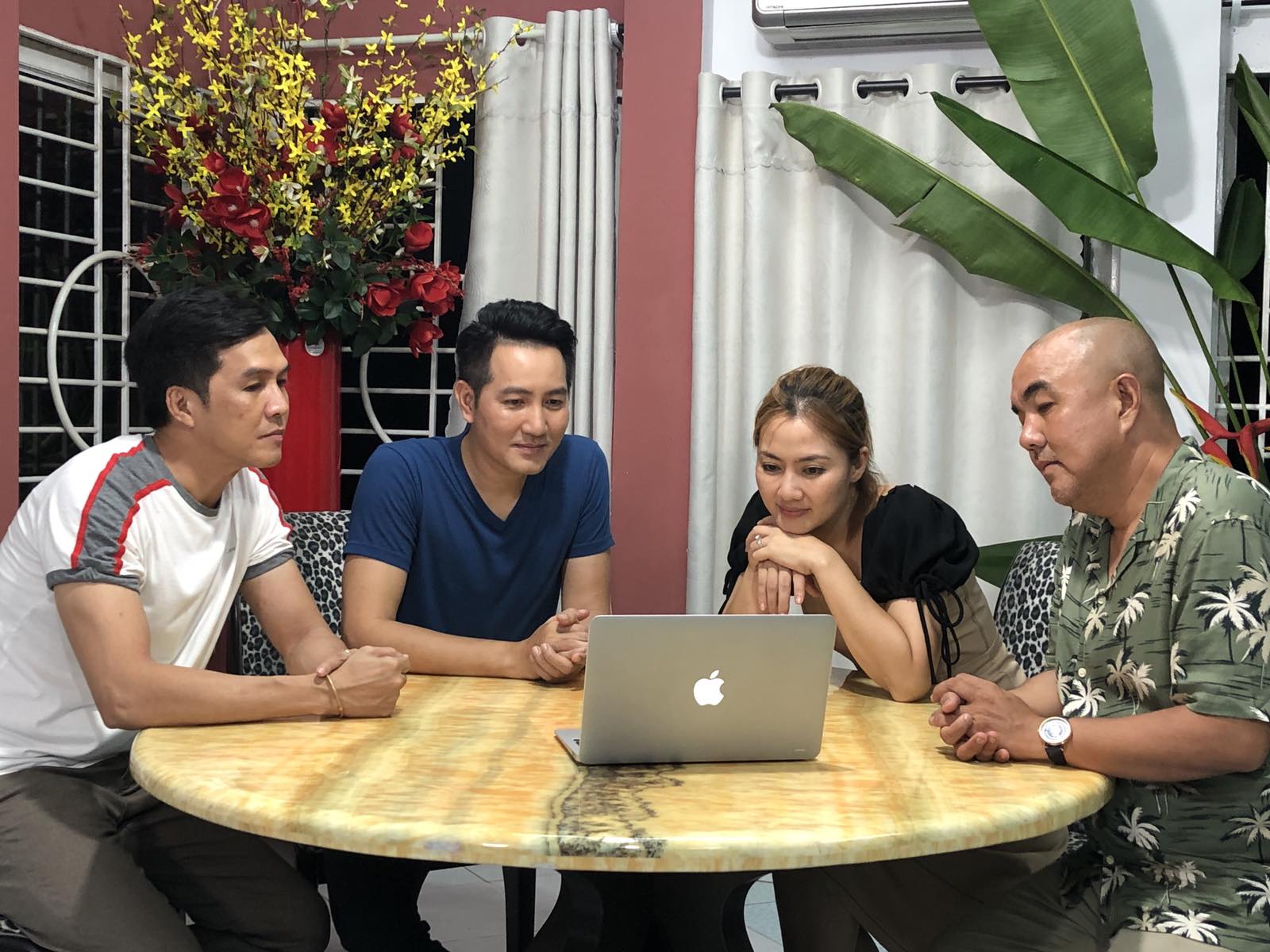cuộc trò chuyện ngắn với bố mẹ của Nguyễn Phi Hùng.